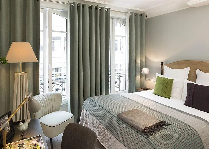 Le Petit Chomel Hotel 3*